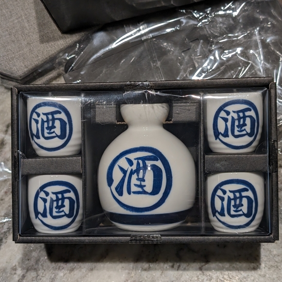 NIB Blue/White Porcelain Saki Tokkuri Gift Set - Picture 1 of 7